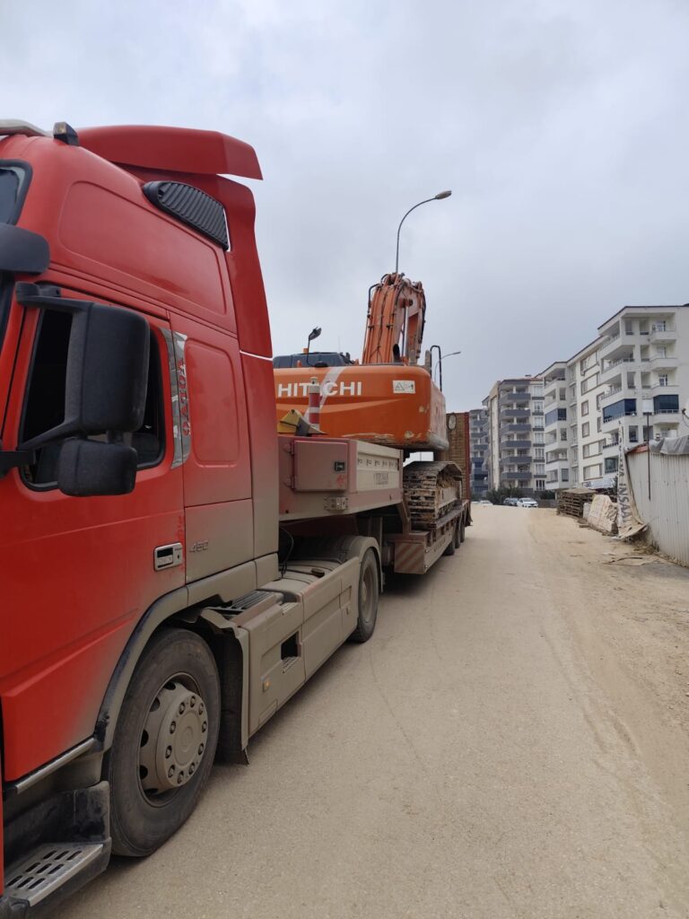 Gaziantep’de düşük tabanlı araçlarla ağır yüklerin taşınması