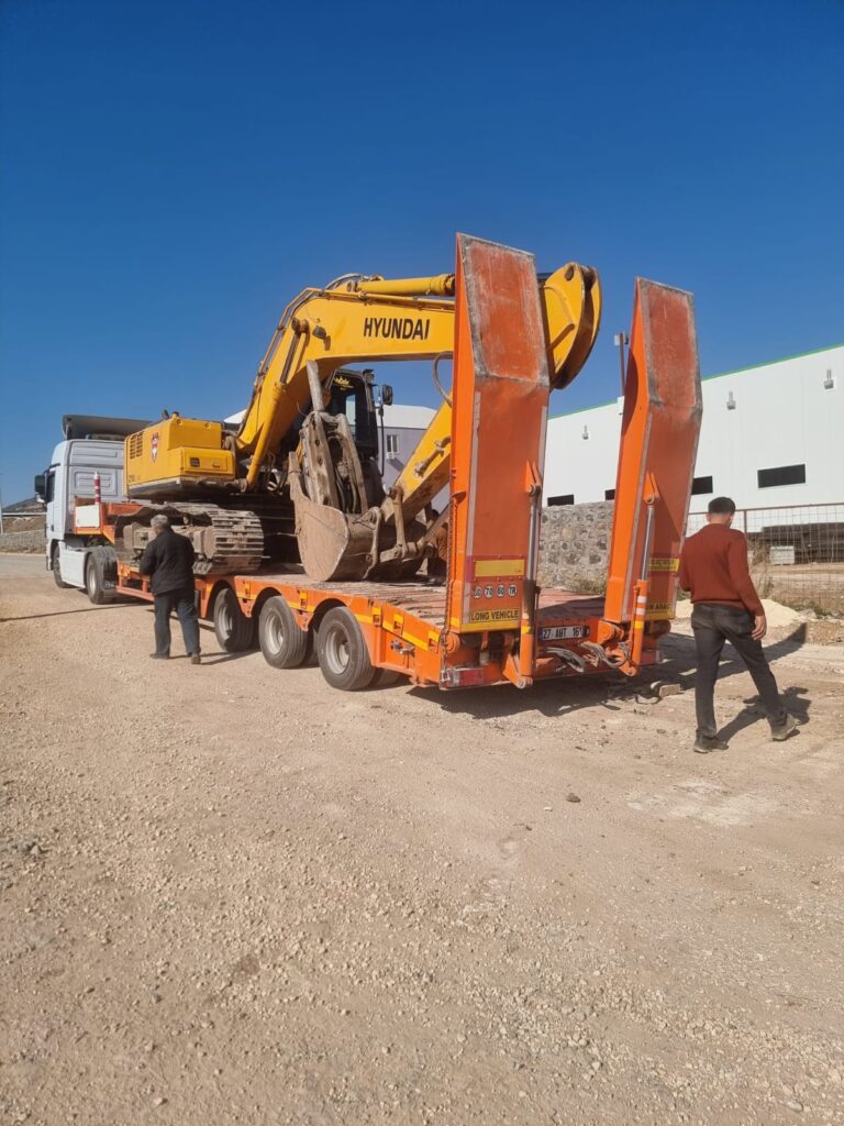 Gaziantep’de lowbed araçlarla ağır yüklerin taşınması