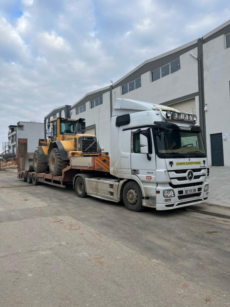 Gaziantep’den ağır yük taşımacılığı için lowbed araç kiralama
