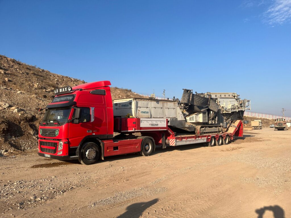 Gaziantep lojistik ve inşaat projelerinde kullanılan ağır nakliyat aracı