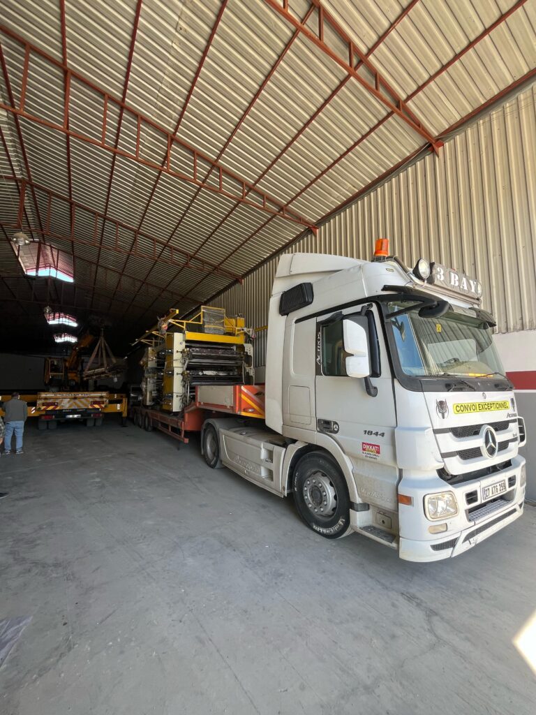 Gaziantep'de ağır nakliyat işleri için kullanılan lowbed kamyon